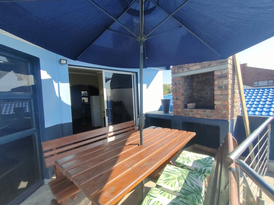 8 Bedroom Property for Sale in Wavecrest Eastern Cape